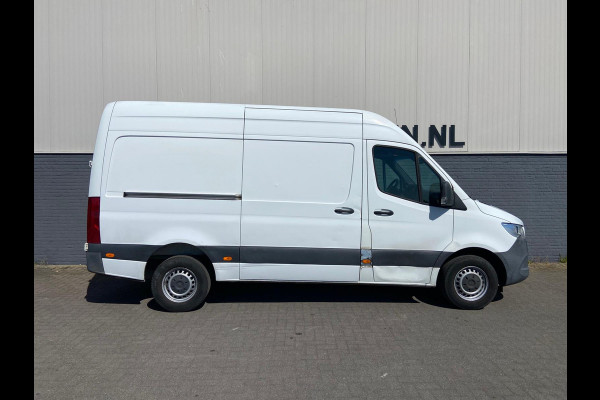 Mercedes-Benz Sprinter 314 2.2 CDI 143pk AUT-7 L2H2 EURO VI-D NAVI Camera ECC Keyless Bluetooth Navigatie-pakket Elektr.Spiegels+Verwarmd BlindSpot-Assist Regensensor Bordherkenning Trekhaak 3.500kg Trekvermogen Betonplex Wandbetimmerd