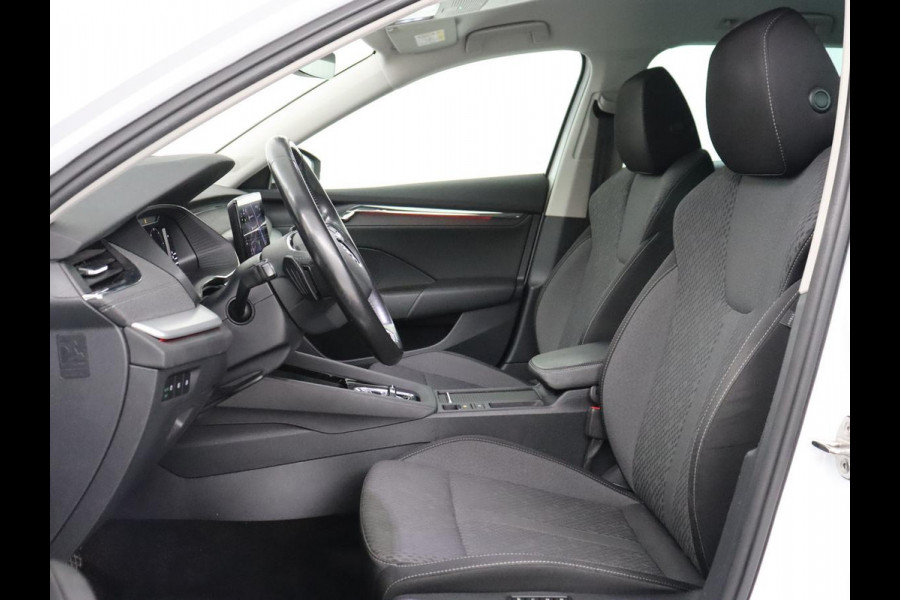 Škoda Octavia 1.5 e-TSI Business Edition | Stoelverwarming | Trekhaak | Camera | Carplay | Sfeerverlichting | Memory | Navigatie | Full LED | Digital Cockpit | Side Assist | Climate control | Cruise control
