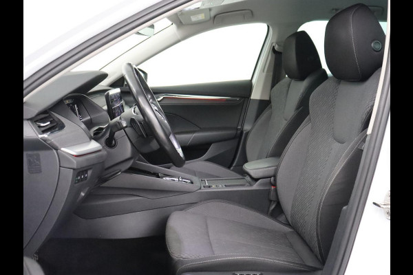 Škoda Octavia 1.5 e-TSI Business Edition | Stoelverwarming | Trekhaak | Camera | Carplay | Sfeerverlichting | Memory | Navigatie | Full LED | Digital Cockpit | Side Assist | Climate control | Cruise control