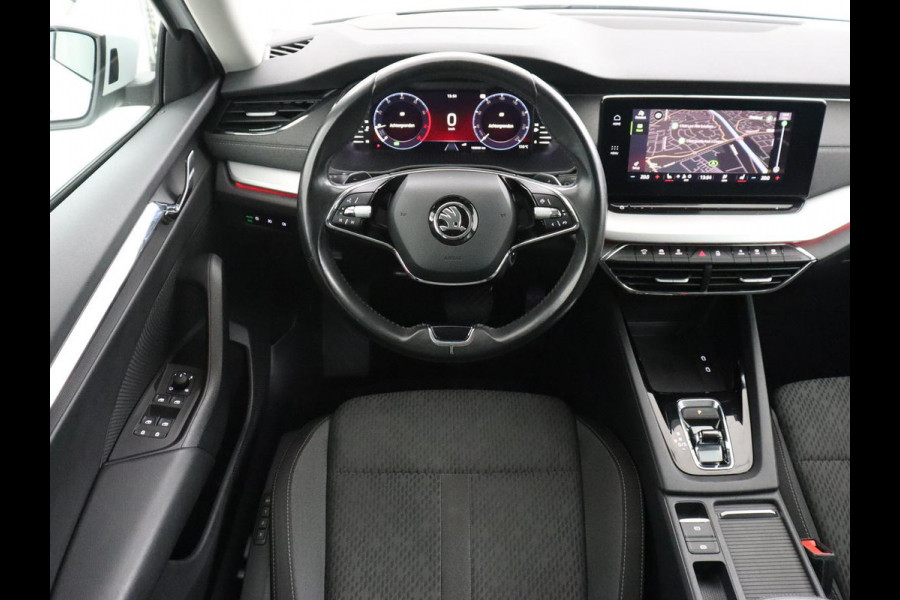 Škoda Octavia 1.5 e-TSI Business Edition | Stoelverwarming | Trekhaak | Camera | Carplay | Sfeerverlichting | Memory | Navigatie | Full LED | Digital Cockpit | Side Assist | Climate control | Cruise control