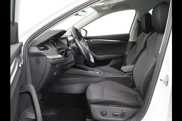 Škoda Octavia 1.5 e-TSI Business Edition | Stoelverwarming | Trekhaak | Camera | Carplay | Sfeerverlichting | Memory | Navigatie | Full LED | Digital Cockpit | Side Assist | Climate control | Cruise control