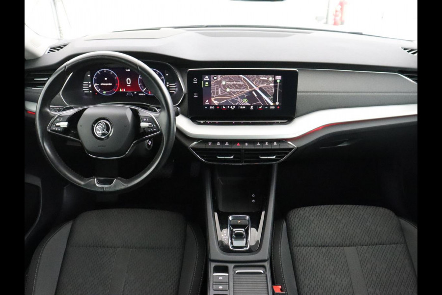 Škoda Octavia 1.5 e-TSI Business Edition | Stoelverwarming | Trekhaak | Camera | Carplay | Sfeerverlichting | Memory | Navigatie | Full LED | Digital Cockpit | Side Assist | Climate control | Cruise control