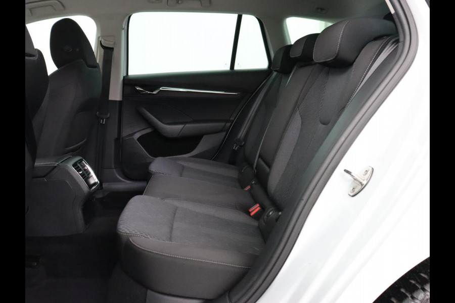 Škoda Octavia 1.5 e-TSI Business Edition | Stoelverwarming | Trekhaak | Camera | Carplay | Sfeerverlichting | Memory | Navigatie | Full LED | Digital Cockpit | Side Assist | Climate control | Cruise control