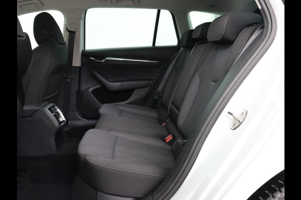 Škoda Octavia 1.5 e-TSI Business Edition | Stoelverwarming | Trekhaak | Camera | Carplay | Sfeerverlichting | Memory | Navigatie | Full LED | Digital Cockpit | Side Assist | Climate control | Cruise control