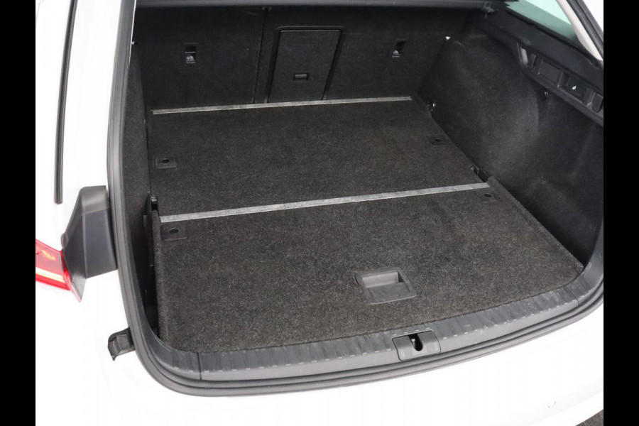 Škoda Octavia 1.5 e-TSI Business Edition | Stoelverwarming | Trekhaak | Camera | Carplay | Sfeerverlichting | Memory | Navigatie | Full LED | Digital Cockpit | Side Assist | Climate control | Cruise control