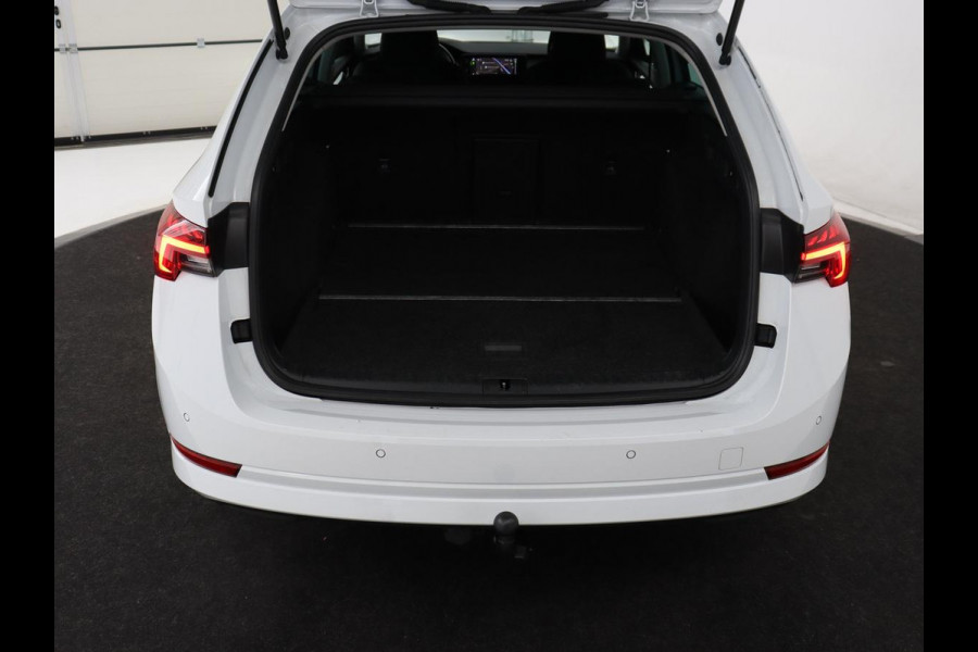 Škoda Octavia 1.5 e-TSI Business Edition | Stoelverwarming | Trekhaak | Camera | Carplay | Sfeerverlichting | Memory | Navigatie | Full LED | Digital Cockpit | Side Assist | Climate control | Cruise control