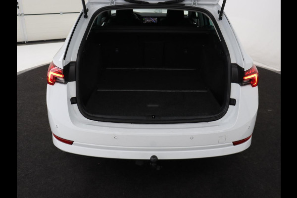 Škoda Octavia 1.5 e-TSI Business Edition | Stoelverwarming | Trekhaak | Camera | Carplay | Sfeerverlichting | Memory | Navigatie | Full LED | Digital Cockpit | Side Assist | Climate control | Cruise control