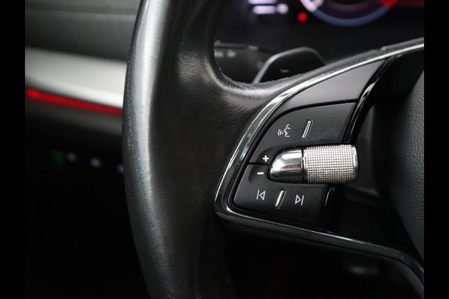 Škoda Octavia 1.5 e-TSI Business Edition | Stoelverwarming | Trekhaak | Camera | Carplay | Sfeerverlichting | Memory | Navigatie | Full LED | Digital Cockpit | Side Assist | Climate control | Cruise control