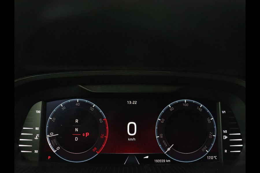 Škoda Octavia 1.5 e-TSI Business Edition | Stoelverwarming | Trekhaak | Camera | Carplay | Sfeerverlichting | Memory | Navigatie | Full LED | Digital Cockpit | Side Assist | Climate control | Cruise control