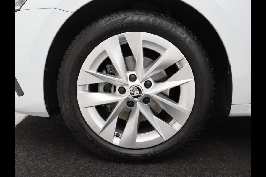 Škoda Octavia 1.5 e-TSI Business Edition | Stoelverwarming | Trekhaak | Camera | Carplay | Sfeerverlichting | Memory | Navigatie | Full LED | Digital Cockpit | Side Assist | Climate control | Cruise control