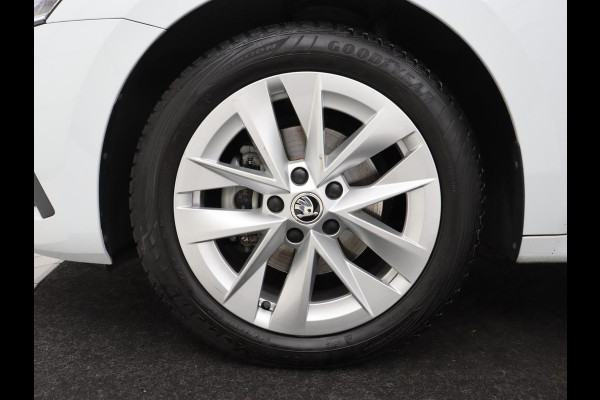 Škoda Octavia 1.5 e-TSI Business Edition | Stoelverwarming | Trekhaak | Camera | Carplay | Sfeerverlichting | Memory | Navigatie | Full LED | Digital Cockpit | Side Assist | Climate control | Cruise control