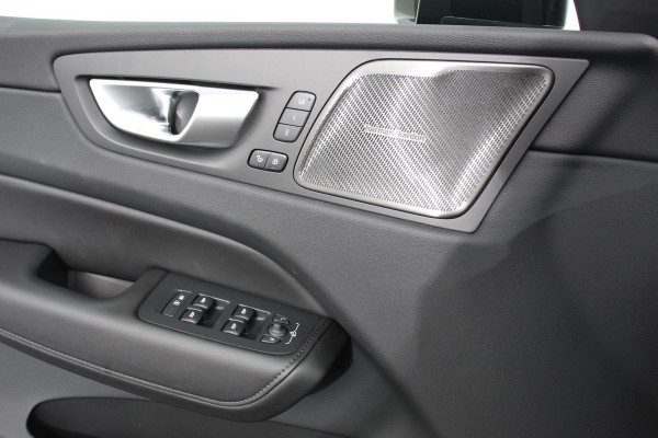Volvo XC60 2.0 T6 398pk Plug-in hybrid AWD Plus Dark | Leder | Navigatie Google | Harman Kardon | Panorama dak | Lichtmetalen Velgen 19" | Dab | Stoelverwarming | Camera | Led