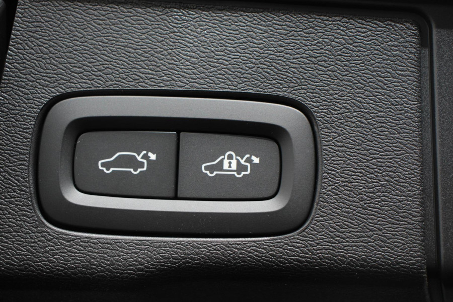 Volvo XC60 2.0 T6 398pk Plug-in hybrid AWD Plus Dark | Leder | Navigatie Google | Harman Kardon | Panorama dak | Lichtmetalen Velgen 19" | Dab | Stoelverwarming | Camera | Led