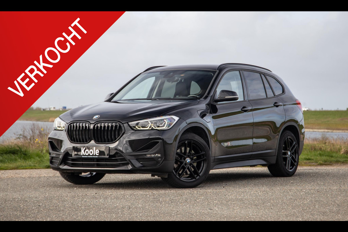 BMW X1 xDrive25e Executive BLACK LINE / CAMERA / CARPLAY / HEAD UP DISPLAY / LEDER / LED / CRUISE CONTROLE / STOELVERWARMING