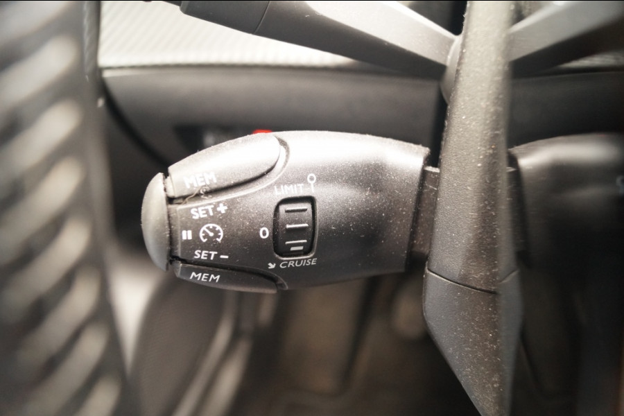 Peugeot 2008 1.2 PureTech Allure -NAVI-ECC-PDC-CRUISE-
