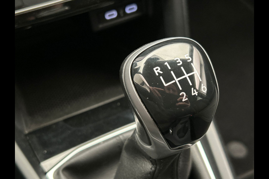 Volkswagen T-Cross 1.0 TSI Life | Carplay | Trekhaak | Climate-control | Adaptive-cruise | Lichtmetaal