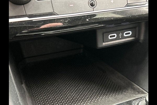 Volkswagen T-Cross 1.0 TSI Life | Carplay | Trekhaak | Climate-control | Adaptive-cruise | Lichtmetaal