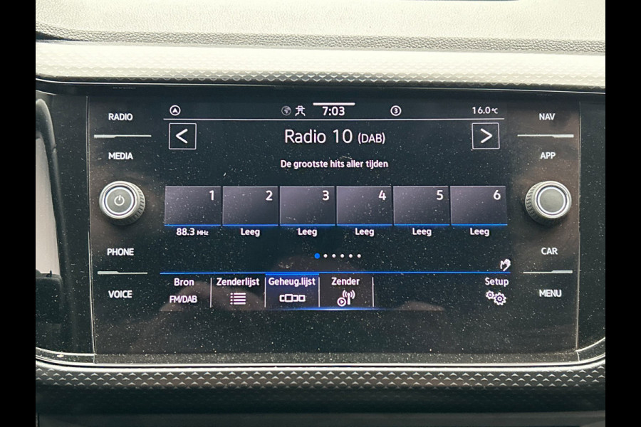 Volkswagen T-Cross 1.0 TSI Life | Carplay | Trekhaak | Climate-control | Adaptive-cruise | Lichtmetaal