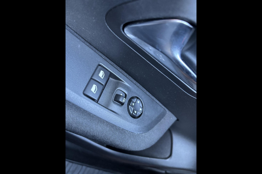 Peugeot 208 1.2 PureTech Active 75pk Navigatie | DAB+ | Parkeersensoren achter | Metaal lak | 5 deurs