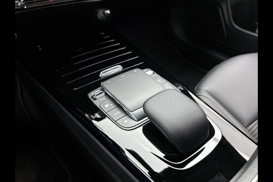 Mercedes-Benz CLA-Klasse Shooting Brake 180 Luxury Line Trekhaak | Ledkoplampen | Parkeerpakket met achteruitrijcamera | Stoelverwarming. Inclusief 24 maanden Mercedes-Benz Certified garantie voor Europa.