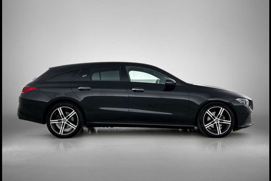 Mercedes-Benz CLA-Klasse Shooting Brake 180 Luxury Line Trekhaak | Ledkoplampen | Parkeerpakket met achteruitrijcamera | Stoelverwarming. Inclusief 24 maanden Mercedes-Benz Certified garantie voor Europa.