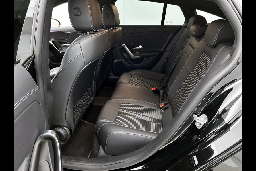 Mercedes-Benz CLA-Klasse Shooting Brake 180 Luxury Line Trekhaak | Ledkoplampen | Parkeerpakket met achteruitrijcamera | Stoelverwarming. Inclusief 24 maanden Mercedes-Benz Certified garantie voor Europa.