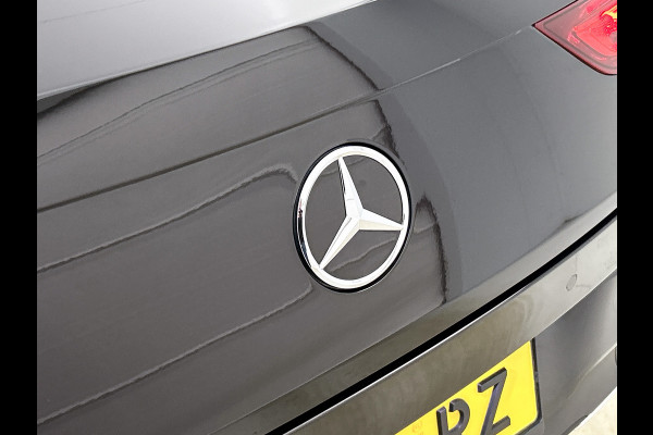 Mercedes-Benz CLA-Klasse Shooting Brake 180 Luxury Line Trekhaak | Ledkoplampen | Parkeerpakket met achteruitrijcamera | Stoelverwarming. Inclusief 24 maanden Mercedes-Benz Certified garantie voor Europa.