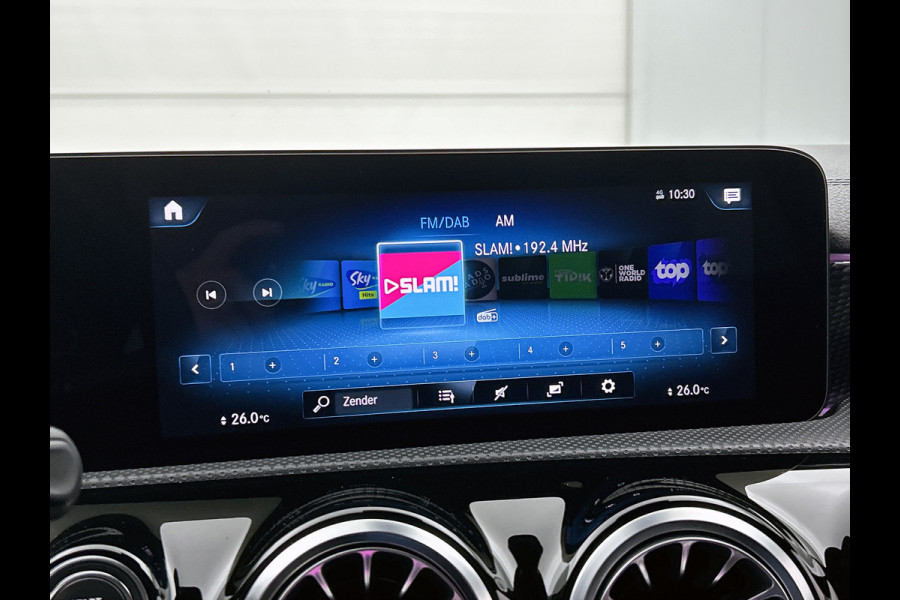 Mercedes-Benz CLA-Klasse Shooting Brake 180 Luxury Line Trekhaak | Ledkoplampen | Parkeerpakket met achteruitrijcamera | Stoelverwarming. Inclusief 24 maanden Mercedes-Benz Certified garantie voor Europa.