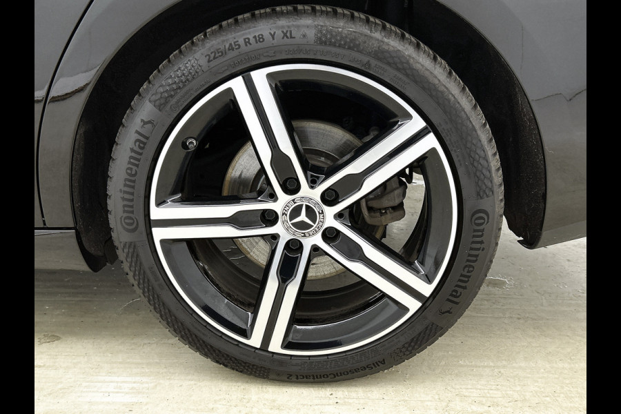 Mercedes-Benz CLA-Klasse Shooting Brake 180 Luxury Line Trekhaak | Ledkoplampen | Parkeerpakket met achteruitrijcamera | Stoelverwarming. Inclusief 24 maanden Mercedes-Benz Certified garantie voor Europa.