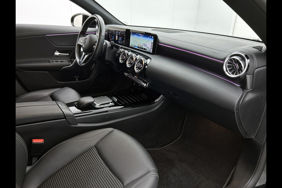 Mercedes-Benz CLA-Klasse Shooting Brake 180 Luxury Line Trekhaak | Ledkoplampen | Parkeerpakket met achteruitrijcamera | Stoelverwarming. Inclusief 24 maanden Mercedes-Benz Certified garantie voor Europa.