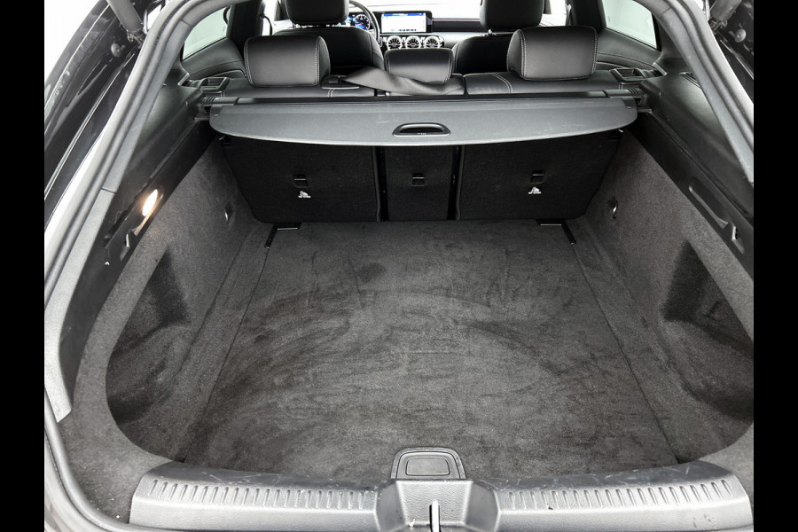 Mercedes-Benz CLA-Klasse Shooting Brake 180 Luxury Line Trekhaak | Ledkoplampen | Parkeerpakket met achteruitrijcamera | Stoelverwarming. Inclusief 24 maanden Mercedes-Benz Certified garantie voor Europa.
