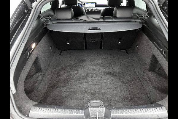 Mercedes-Benz CLA-Klasse Shooting Brake 180 Luxury Line Trekhaak | Ledkoplampen | Parkeerpakket met achteruitrijcamera | Stoelverwarming. Inclusief 24 maanden Mercedes-Benz Certified garantie voor Europa.