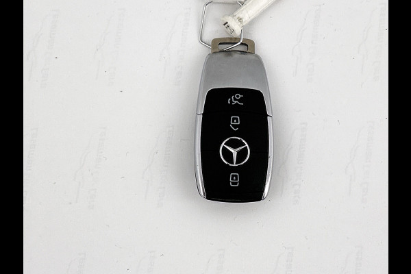 Mercedes-Benz CLA-Klasse Shooting Brake 180 Luxury Line Trekhaak | Ledkoplampen | Parkeerpakket met achteruitrijcamera | Stoelverwarming. Inclusief 24 maanden Mercedes-Benz Certified garantie voor Europa.