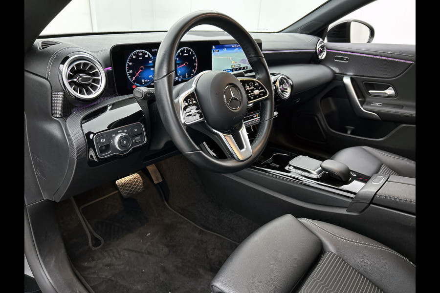 Mercedes-Benz CLA-Klasse Shooting Brake 180 Luxury Line Trekhaak | Ledkoplampen | Parkeerpakket met achteruitrijcamera | Stoelverwarming. Inclusief 24 maanden Mercedes-Benz Certified garantie voor Europa.