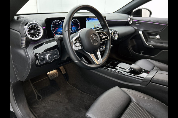 Mercedes-Benz CLA-Klasse Shooting Brake 180 Luxury Line Trekhaak | Ledkoplampen | Parkeerpakket met achteruitrijcamera | Stoelverwarming. Inclusief 24 maanden Mercedes-Benz Certified garantie voor Europa.