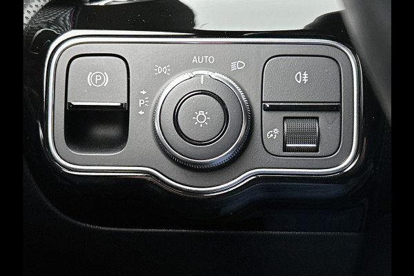 Mercedes-Benz CLA-Klasse Shooting Brake 180 Luxury Line Trekhaak | Ledkoplampen | Parkeerpakket met achteruitrijcamera | Stoelverwarming. Inclusief 24 maanden Mercedes-Benz Certified garantie voor Europa.