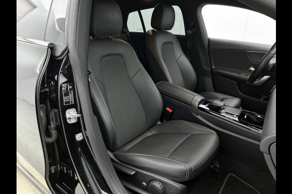 Mercedes-Benz CLA-Klasse Shooting Brake 180 Luxury Line Trekhaak | Ledkoplampen | Parkeerpakket met achteruitrijcamera | Stoelverwarming. Inclusief 24 maanden Mercedes-Benz Certified garantie voor Europa.
