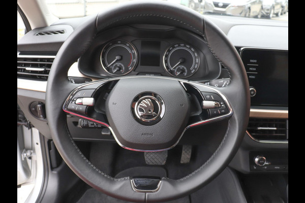 Škoda Kamiq 1.0 TSI 110pk DSG Style Navigatie Apple Carplay/Android Auto Adaptive Cruise control Parkeer sensoren Lichtmetalen Velgen