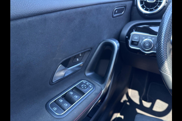 Mercedes-Benz A-Klasse 180 Business Solution AMG Pano | Stoelverwarming | 19 "| Parksensors V+A | Widescreen | Led | Camera |