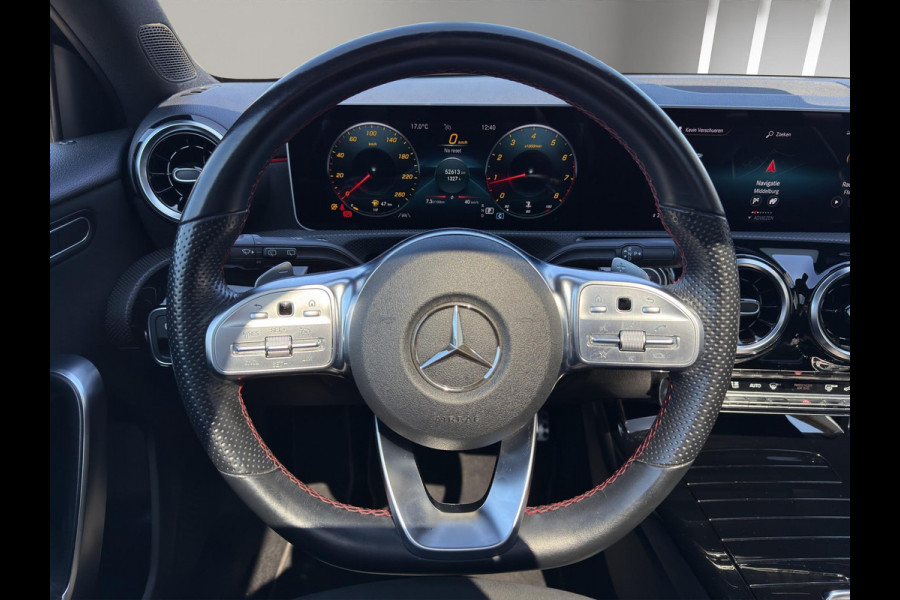 Mercedes-Benz A-Klasse 180 Business Solution AMG Pano | Stoelverwarming | 19 "| Parksensors V+A | Widescreen | Led | Camera |