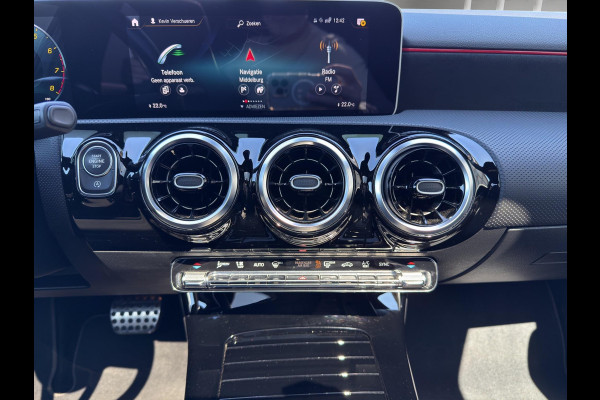 Mercedes-Benz A-Klasse 180 Business Solution AMG Pano | Stoelverwarming | 19 "| Parksensors V+A | Widescreen | Led | Camera |