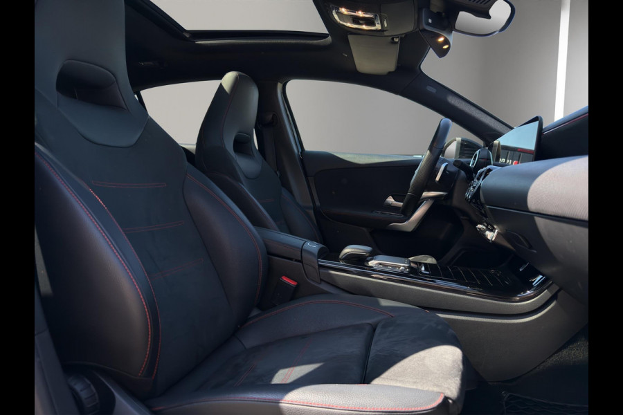 Mercedes-Benz A-Klasse 180 Business Solution AMG Pano | Stoelverwarming | 19 "| Parksensors V+A | Widescreen | Led | Camera |