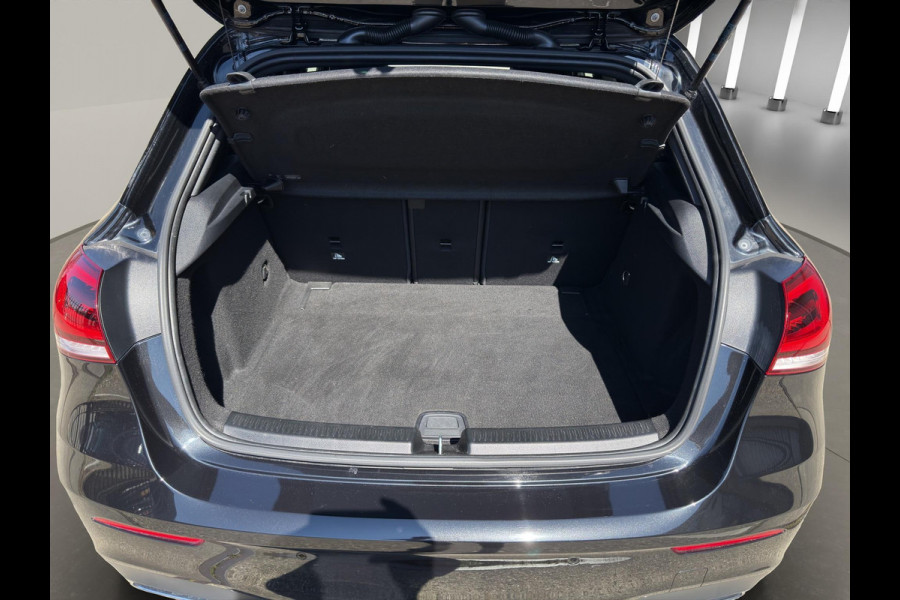 Mercedes-Benz A-Klasse 180 Business Solution AMG Pano | Stoelverwarming | 19 "| Parksensors V+A | Widescreen | Led | Camera |