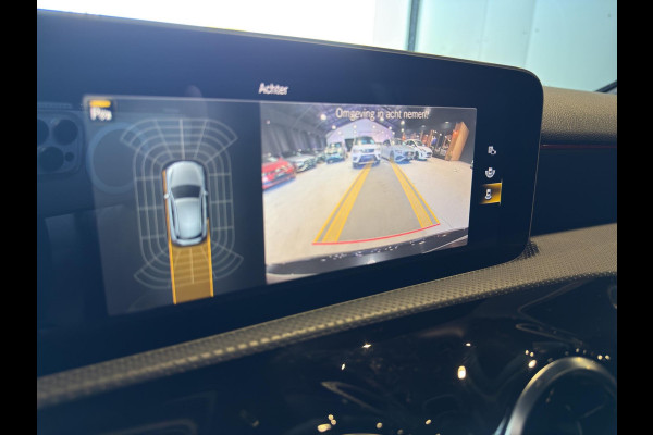 Mercedes-Benz A-Klasse 180 Business Solution AMG Pano | Stoelverwarming | 19 "| Parksensors V+A | Widescreen | Led | Camera |