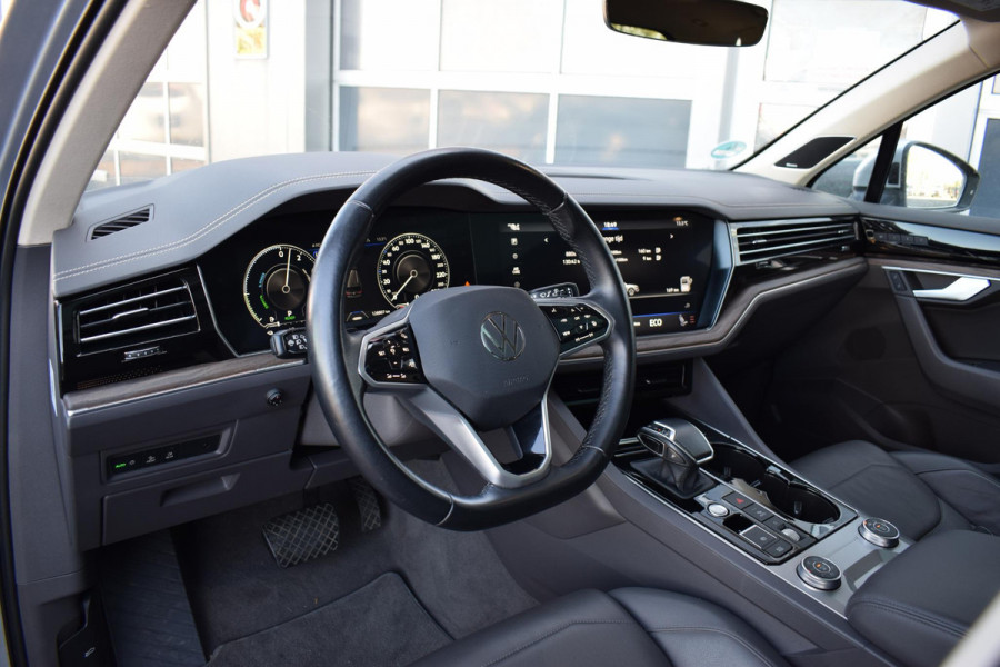 Volkswagen Touareg 3.0 TSi eHybrid 4MOTION | Trekhaak | Luchtvering | Pano | Leer | Memory