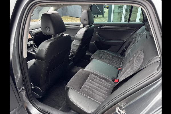Škoda Superb Combi 1.4 TSI iV Sportline Business | 218 PK | 93% SOH | Pano | Trekhaak | Camera | Stoelverwarming | Memory