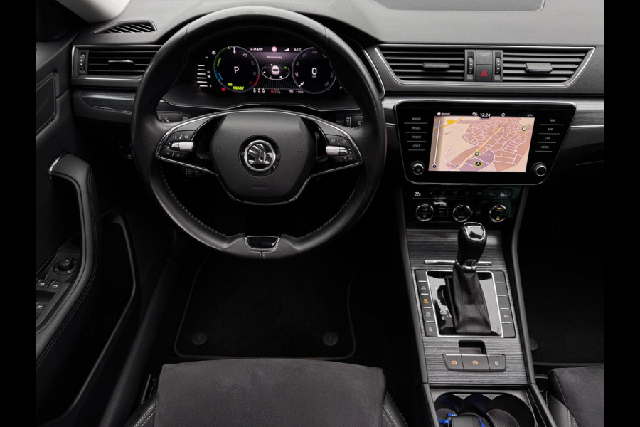 Škoda Superb Combi 1.4 TSI iV Sportline Business | 218 PK | 93% SOH | Pano | Trekhaak | Camera | Stoelverwarming | Memory