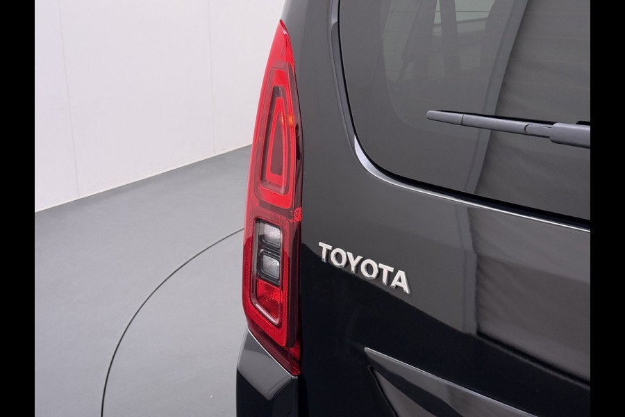 Toyota PROACE CITY Verso Electric AUT. 7persoons !Active Long Navi Camera Trekhaak Klapraam-in-klep PDC-a+v LM Dual-ECC 2-Schuifdeuren Cruise ESP Bordherkenning ABS Connect Visio Park 1 Smartphone-Oplader Dakrails Priv.Glas  50 kWh 3 fase 11kw lader ! Orig. NLse auto 1e eigenaar € 54.000 nieuw