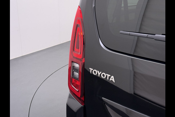 Toyota PROACE CITY Verso Electric AUT. 7persoons !Active Long Navi Camera Trekhaak Klapraam-in-klep PDC-a+v LM Dual-ECC 2-Schuifdeuren Cruise ESP Bordherkenning ABS Connect Visio Park 1 Smartphone-Oplader Dakrails Priv.Glas  50 kWh 3 fase 11kw lader ! Orig. NLse auto 1e eigenaar € 54.000 nieuw