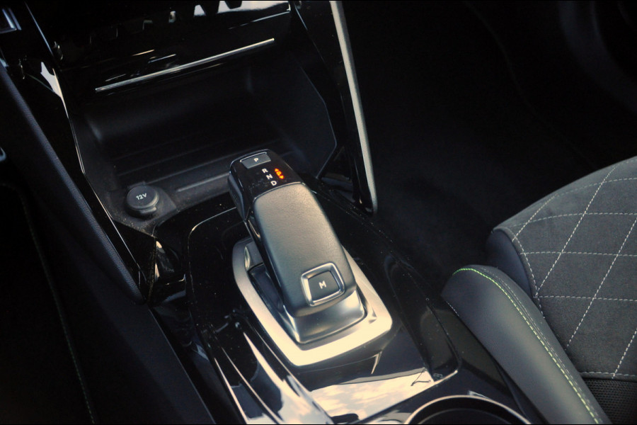 Peugeot 2008 1.2 PureTech 130 PK GT Pack Automaat | Navigatie | Camera